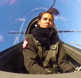 Stunt-Pilotin zeigt, was sie kann