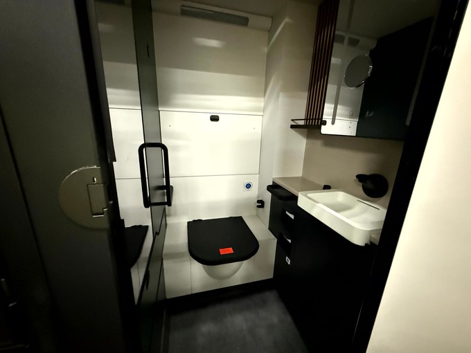 Blick in das neue WC der First Class, das Teil der Swiss-Senses-Kabine im Airbus A330 wird.