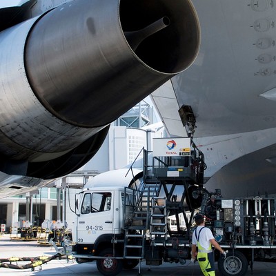 Betankung einer Boeing 747 von Lufthansa: IN Frankfurt ist Kerosin knapp.