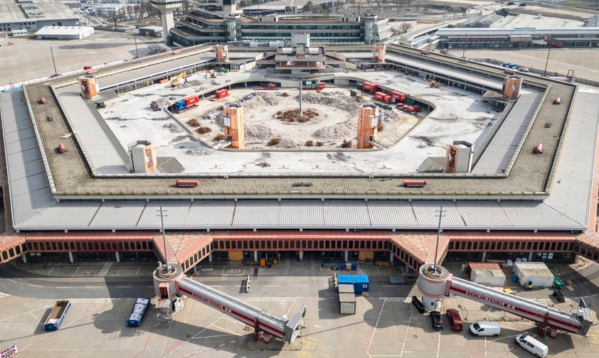 Der Flughafen Tegel im Sommer 2024 aus der Luft. Die Entkernung läuft.