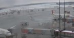 Blick vom Terminal aufs Vorfeld: Am Flughafen Hamburg lag am Mittwoch Schnee.