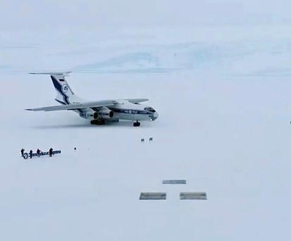 Ilyushin Il-76 landet auf neuer Landebahn in der Antarktis