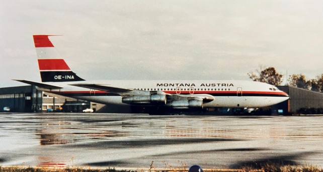 Boeing 707 von Montana Austria: Die OE-INA flog zwischen 1961 und 1975 als VH-EBJ bei der australischen Qantas und ist hier im Sommer 1980 auf einem Charter für Hapag-Lloyd nach Mallorca in Münster/Osnabrück zu sehen. 