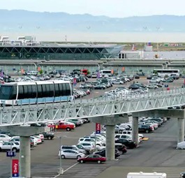 Flughafen Oakland: Im Hintergrund ist die Bucht zu sehen.