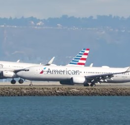 Ein Airbus A321 und eine Boeing 737 - beide von American Airlines.