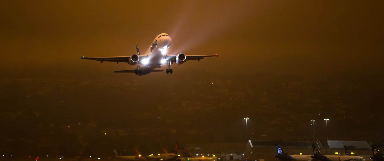 Flughafen San Francisco: Dichter Rauch von Waldbränden ließ das Tageslicht dunkelrot leuchten.