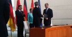 Die Regierungschefs waren dabei: Airbus-Chef Tom Enders und CAS-Chef Sun Bo bei der Vertragsunterzeichnung.