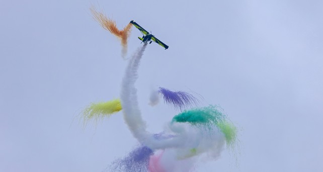 Eine Skyreach Bush Cat bitet ein farbenfrohes Programm: Das Wetter machte der Flugshow einen Strich durch die Rechnung.