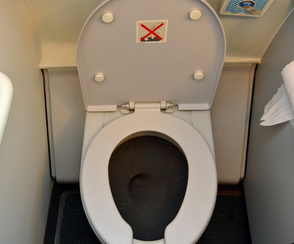 Flugzeugtoilette: Wird immer enger.