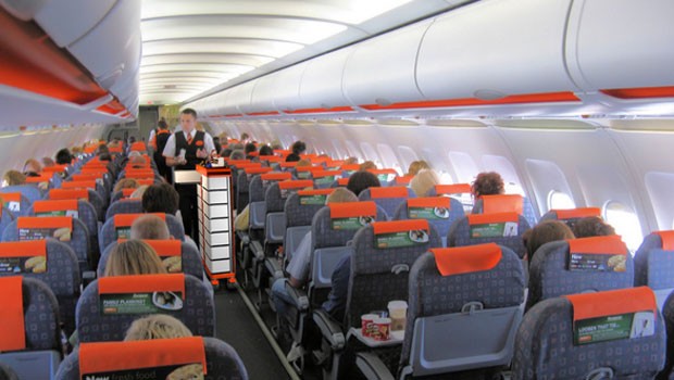 Flugzeugtrolleys gibt es seit Jahrzehnten. Die Barcelona School of Design and Engineering hat diesen Trolley entwickelt: Die einzelnen Fächer lassen sich seitlich ausklappen. Endlich kann man an den Trolleys vorbeikommen, um auf die Toilette zu gehen!