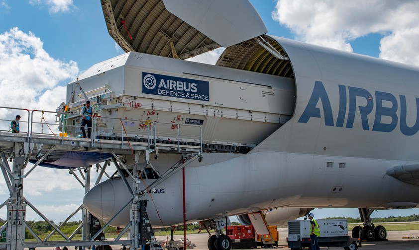 Beladung eines Beluga mit dem Ladesystem: Im Oktober startet die neue Airline.