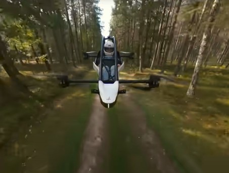 Jetson One im Flug: Inspiriert von Star Wars schwebt das elektrische Flugmotorrad über der Erde.