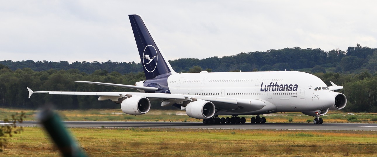 Lufthansa holt nach der Covid-Pause acht A380 zurück in den Betrieb - gerade auch, weil die Boeing 777X und andere Langstreckenflieger Verspätung haben. Die deutsche Fluglinie hat 20 Boeing 777-9 bestellt sowie sieben Frachter vom Typ 777-8 F.