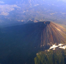 Anhand dieser Aussicht erkennt so ziemlich jeder das Land. Der Mount Fujijama in Japan. Haben Sie Bilder von Aussichten aus dem Fenster geschossen, die das Erkennen des Landes kniffliger machen?