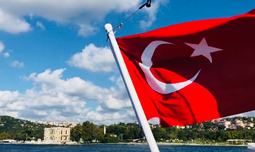 Türkeiflagge auf einem Schiff am Bosporus: Das Land ist ein beliebtes Flugziel der Russen.