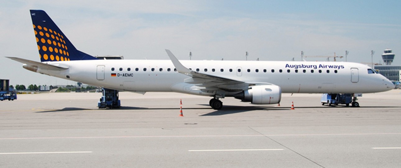 Augsburg Airways wurde 1980 unter dem Namen Interot Airservice in Augsburg gegründet. 1996 benannte sie sich um und wurde Mitglied des Regionalverbundes «Team Lufthansa». Ab 2003 war sie mit Lufthansa-Flugnummern unterwegs. Als Lufthansa die Zusammenarbeit aufkündigte, ging es bergab und Augsburg Airways stellte den Flugbetrieb Ende Oktober 2013 ein.