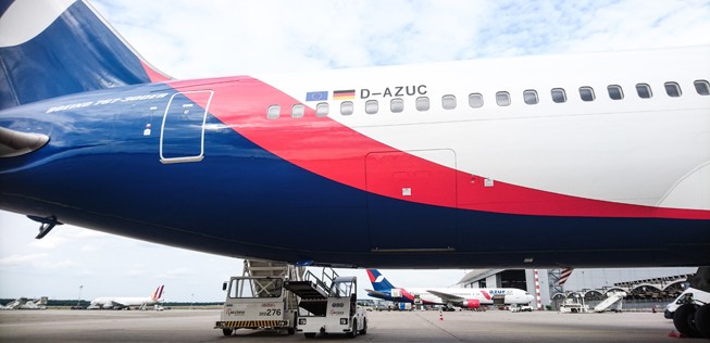 D-AZUC von Azur Air: Kam aus Antalya über Köln nach Düsseldorf.