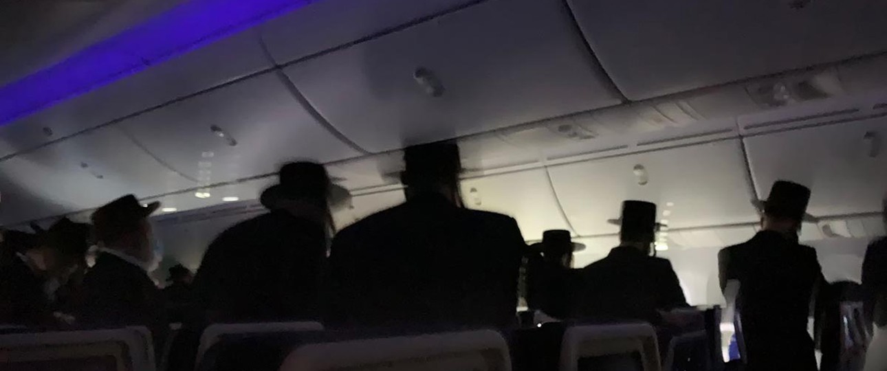 Betende Passagiere: Sicherheitsrisiko.