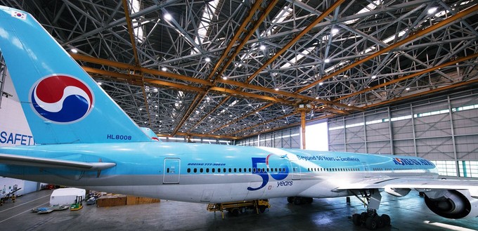 Boeing 777-300ER von Korean Air: Lackierung zum 50. Jubiläum der Privatisierung.
