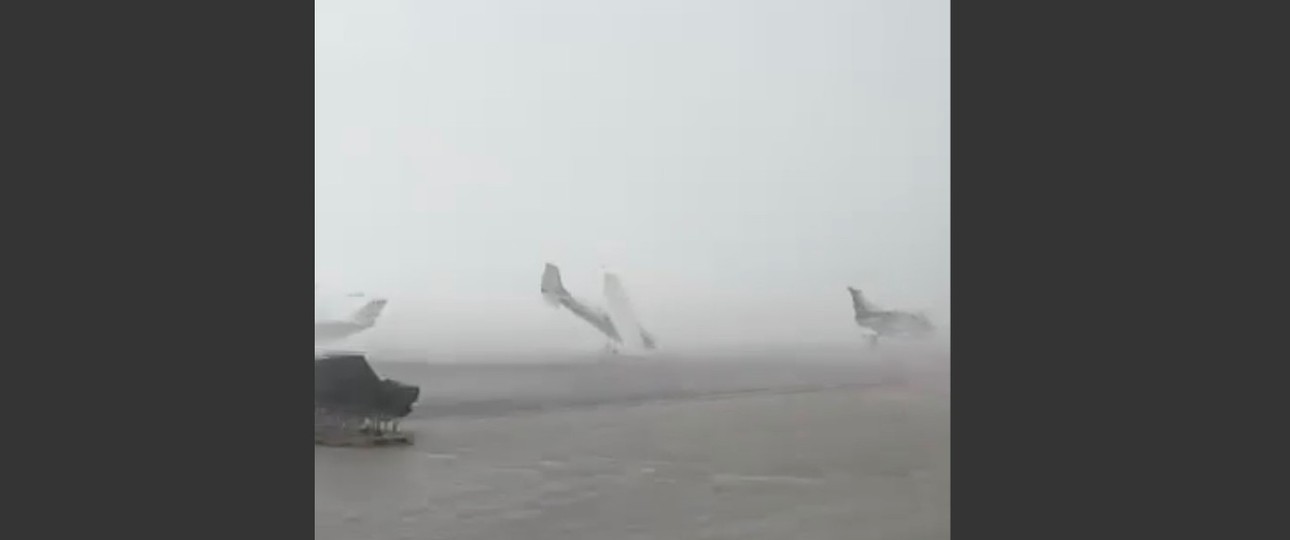 Sturm am Flughafen Forli: Flugzeuge umgedreht.