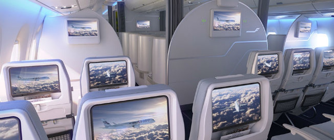 Besonders auf das Unterhaltungssystem ist Finnair stolz. So sieht es in der Eco-Kabine aus.