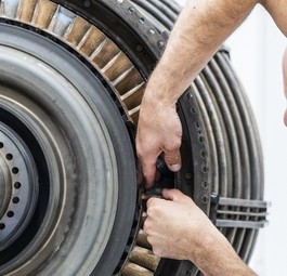 Ein Forscher bei der Triebwerksreinigung: Künftig soll das in 20 Minuten funktionieren.