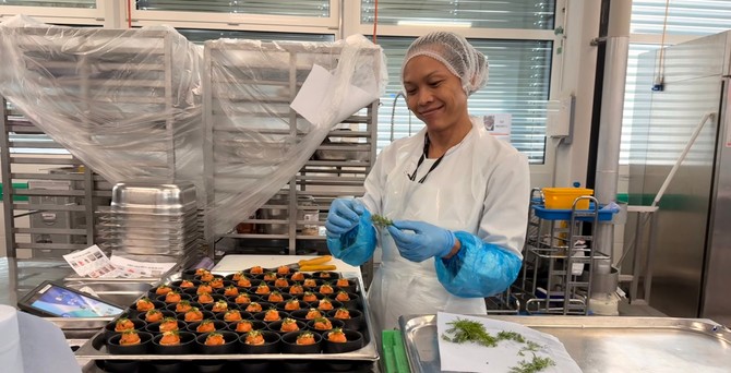 Auch in der Küche von Gate Gourmet wird vieles von Hand gemacht.