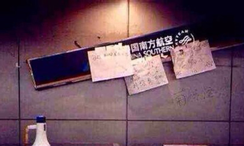 Schild von China Southern nach der Revolte: Passagiere fühlten sich ungerecht behandelt.