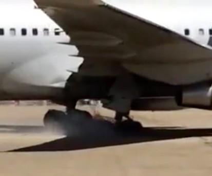 Zum Gate mit vier geplatzten Reifen