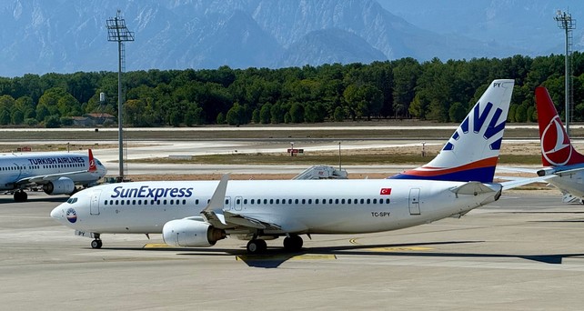 Boeing 737-800 von Sun Express in Antalya: Turkish Airlines will alle Anteile übernehmen.