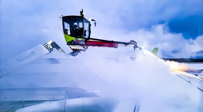 Air Baltic A220 Enteisung