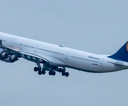 Airbus A340 von Lufthansa mit Spiegelei: Einige behalten ihre Bemalung.