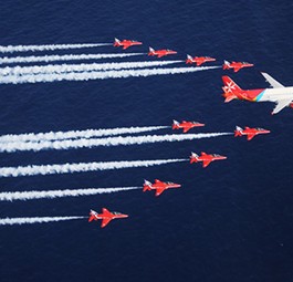 Formationsflug von Air Malta mit den Red Arrows der Royal Air Force im Jahr 2014: Die neue Fluglinie übernimmt 2024 von der alten.