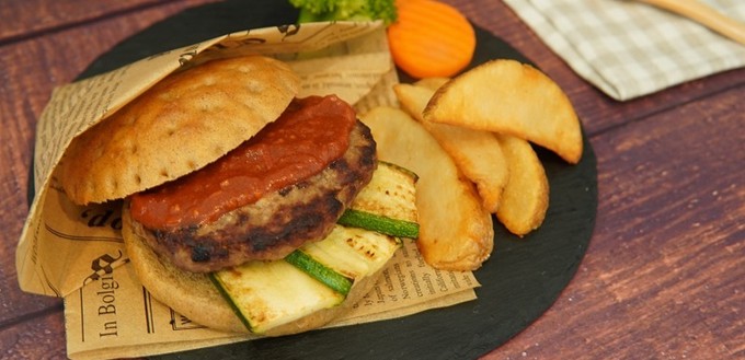 Der Burger von Zipair: Die Grillen sind in Pulverform verarbeitet.