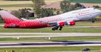 Boeing 747 von Rossiya (im Größenvergleich mit einem Auto): Abschied 2024.