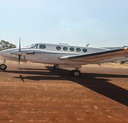 King Air mit der Kennung 76-0171: Das Flugzeug wurde von Eonwohnenden Pagas festgesetzt.