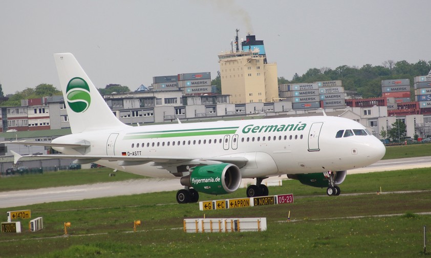 A319 von Germania in Hamburg-Finkenwerder: Brachte Mitarbeiter nach Toulouse.