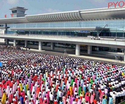 Bei der Eröffnungsfeier waren so viele Menschen am Flughafen wie sonst wohl nie.