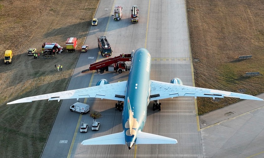 Die stehen gebliebene Boeing 787 von Vietnam Airlines nach der Landung in München: Die Blackbox wird ausgewertet.