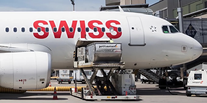 So sehen die Airbus A320 von Swiss bisher aus: Der Schriftzug reicht weniger weit nach hinten.