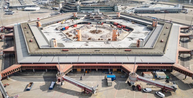 Der Flughafen Tegel im Sommer 2024 aus der Luft. Die Entkernung läuft.