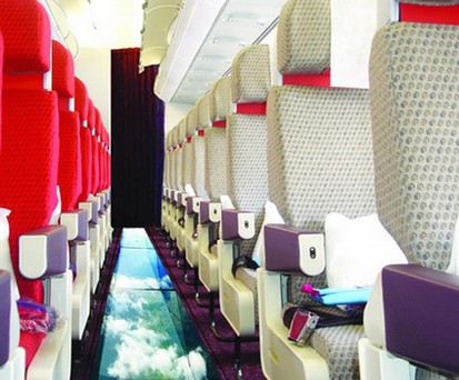 Richard Branson höchstpersönlich ließ es sich im letzten Jahr nicht nehmen, Virgins revolutionäre Neuerung zu verkünden: Als erste Fluglinie weltweit fliege Virgin nun mit einem A320 mit Glasboden.