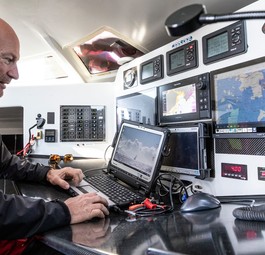 Ari Huusela in seinem Vendée-Globe-Segelboot: Alleine an Bord, keine Stopps an Land erlaubt.