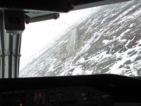 <div class="page" title="Page 6">
<div class="layoutArea">
<div class="column">

Die Dash 8 dreht kurz vor der Landung auf die Pistenachse in Kirkenes ein.

</div>
</div>
</div>