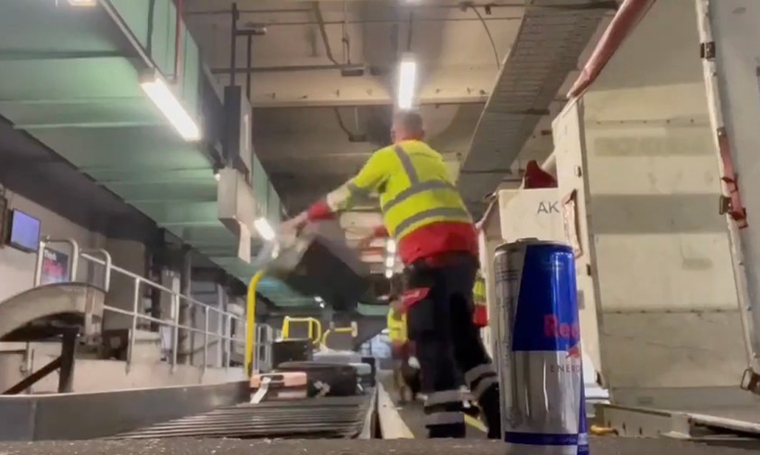 Gepäckmitarbeiter behandeln Koffer wie Basketbälle