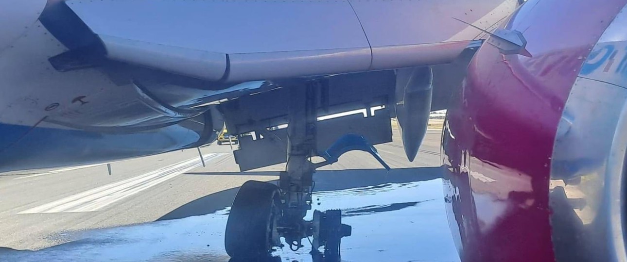 Die Safair-Boeing nach der Landung: Die Flughafenfeuerwehr hat das Fahrwerk gekühlt.