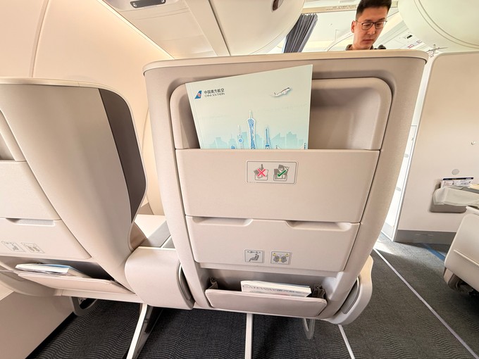 Sie bieten mehr Sitzabstand (32 Zoll - 81 Zentimeter) und größere Neigung. 