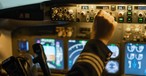 Pilot im Cockpit: Der Absturz des Fluges von Air India hat die Diskussion um Kameras neu entfacht.