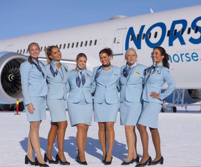 Die Crew vor dem Flugzeug.