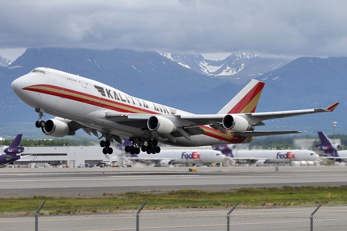Vorherige Lackierung: Das bisherige Design von Kalitta Air enthielt einen auffälligen rot-goldenen Streifen.
